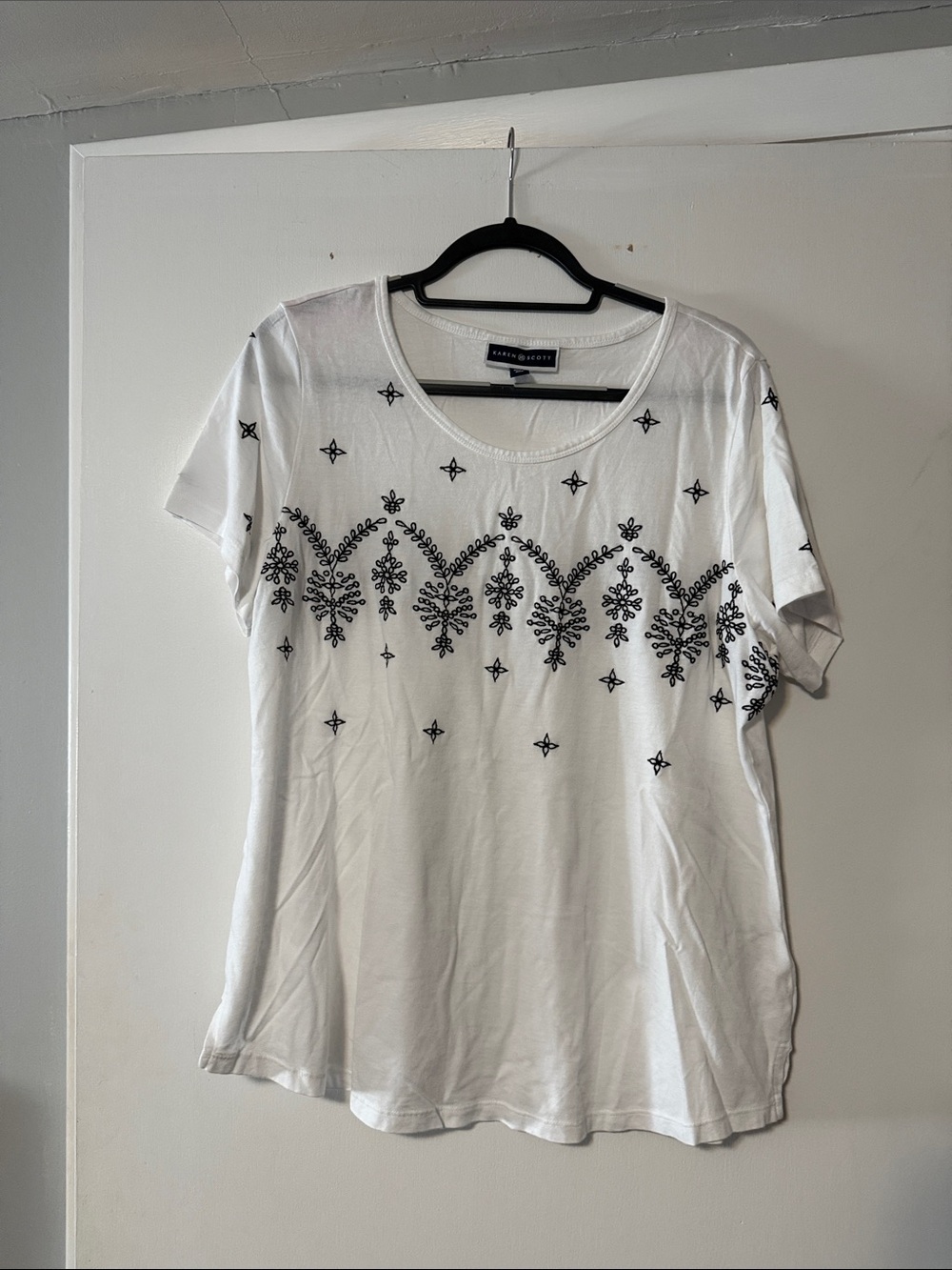 Karen Scott White Short-Sleeve Tee with Black Embroidered Motif - Large